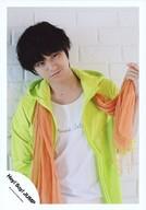 【中古】生写真(ジャニーズ)/アイドル/Hey!Say!JUMP Hey!Say!JUMP/<strong>伊野尾慧</strong>/上半身・衣装黄緑.白・オレンジストール・左手ストール・首かしげ・目線右/公式生写真