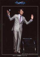 【中古】生写真(男性)/俳優 キム・レウォン/ライブフォト・全身・衣装グレー・スーツ・両手上げ・目線右・「2009.7.11 東京国際フォーラムA」/「ファンミーティング2009〜message〜」メモカぴあ