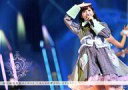【中古】生写真(AKB48・SKE48)/アイドル/AKB48 渡辺麻友/ライブフォト・横型・膝上・衣装グレー・黒チェック柄・右手頭・右寄り/DVD・Blu-ray「渡辺麻友卒業コンサート~みんなの夢が叶いますように~」封入特典渡辺麻友ステージ生写真