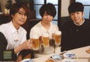 【中古】生写真(男性)/声優 江口拓也・斉藤壮馬・西山宏太朗/横型・上半身・座り・衣装白黒・右手ジョッキ・ロゴ「俺癒」/DVD「江口拓也の俺たちだってもっと癒されたい!4 特装版」(MOVC-0130)アニメイト特典ブロマイド