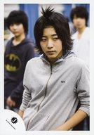 【中古】生写真(ジャニーズ)/アイドル/ジャニーズjr. ジャニーズJr./<strong>中村嶺亜</strong>/上半身・衣装グレー・パーカー・左肘つき・目線右・前髪結び/公式生写真