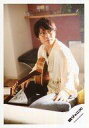 【中古】生写真(ジャニーズ)/アイドル/関ジャニ∞ 関ジャニ∞/安田章大/膝上・座り・衣装白黒・体左向き/アルバム「GR8EST」MV&ジャケ写撮影オフショット