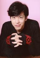 【エントリーでポイント10倍！（9月26日01:59まで！）】【中古】生写真(男性)/俳優 小沼将太/上半身・衣装黒・両手組み・肘つき・口角上げ・背景ピンク/「小沼将太 バレンタイントークイベント」物販生写真