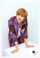 【中古】生写真(ジャニーズ)/アイドル/7 MEN 侍 7 MEN 侍/<strong>中村嶺亜</strong>/膝上・衣装紫・白・両手机・顔傾げ・背景白/「ジャニーズ銀座2019 Tokyo Experience」グッズオフショット/公式生写真