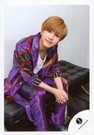 【中古】生写真(ジャニーズ)/アイドル/7 MEN 侍 7 MEN 侍/<strong>中村嶺亜</strong>/全身(足見切れ)・座り・衣装紫・白・両手組み・右向き/「ジャニーズ銀座2019 Tokyo Experience」グッズオフショット/公式生写真