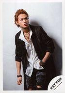 【中古】生写真(ジャニーズ)/アイドル/KAT-TUN KAT-TUN/上田竜也/膝上・衣装黒・白・デニム・左手ポケット・顔右向き・目線左・背景白/アルバム「IGNITE」MV＆ジャケ写オフショット/公式生写真