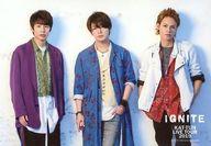 【中古】生写真(ジャニーズ)/アイドル/KAT-TUN KAT-TUN/集合(3人)/横型・膝上・衣装紫・緑・青・白・赤・目線左・亀梨左手ポケット・背景白・右下ロゴ/「KAT-TUN LIVE TOUR 2019 IGNITE」オリジナルフォト