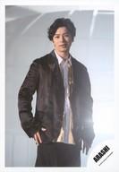 【中古】生写真(ジャニーズ)/アイドル/<strong>嵐</strong> <strong>嵐</strong>/松本潤/膝上・衣装黒・白・右手腰・体右向き・歯見せ・後ろから照明/シングル「BRAVE」MV＆ジャケ写オフショット/公式生写真