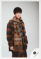 【中古】生写真(ジャニーズ)/アイドル/7 MEN 侍 7 MEN 侍/<strong>中村嶺亜</strong>/膝上・衣装茶色・緑・チェック柄・マフラー・右向き・両手下・背景白/「Johnnys’ ISLAND」グッズオフショット/公式生写真