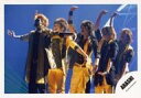 【中古】生写真(ジャニーズ)/アイドル/嵐 嵐/集合(5人)/ライブフォト・横型・膝上・衣装黄色・黒・左向き・大野両手広げ・4人片手上げ/公式生写真