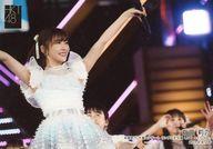 【中古】生写真(AKB48・SKE48)/アイドル/HKT48 <strong>指原莉乃</strong>/ライブフォト・横型・膝上・衣装白・右向き・両手上げ・左手マイク/「<strong>指原莉乃</strong>11年ありがとう!大感謝祭」<strong>指原莉乃</strong> <strong>卒業コンサート</strong> ランダム生写真 LIVEカット Ver. 2019.4.28