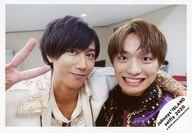 【中古】生写真(ジャニーズ)/アイドル/ジャニーズJr. ジャニーズJr./阿部亮平・福本大晴/横型・バストアップ・衣装白・紫・黒・阿部肩組み・右手ピース・福本笑顔/Johnnys’ ISLAND セルフィー 2020/公式生写真