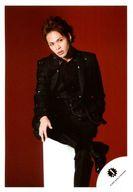 【中古】生写真(ジャニーズ)/アイドル/KAT-TUN KAT-TUN/上田竜也/膝上・座り・衣装黒・足組み・首傾げ・背景赤/「Endless SHOCK <strong>20th</strong> Anniversary」グッズオフショット/公式生写真