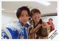 【中古】生写真(ジャニーズ)/アイドル/ジャニーズJr. ジャニーズJr./福本大晴・當間琉巧/横型・バストアップ・衣装黒・金・青・白・福本左手グー・笑顔/Johnnys’ ISLAND セルフィー 2020/公式生写真