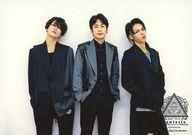 【中古】生写真(ジャニーズ)/アイドル/KAT-TUN KAT-TUN/集合(3人)/横型・膝上/「KAT-TUN <strong>LIVE</strong> <strong>TOUR</strong> <strong>2023</strong> <strong>Fantasia</strong>」オリジナルフォト