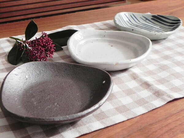 和食器　手造り　土物の三角皿一つ一つ状態が異なる和食器です。 陶器/取り皿/ケーキ皿/おうちカフェ/お皿/【Aug08P3】ほっこり手作りの和食器【33％OFF】