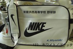 エナメルバッグに個人の名前（自分の名前）を入れる (カッティングシート仕上げ) ..学生・通学の定番　人気のナイキ・プーマ・アディダス・ヒュンメルの人気定番スポーツバッグに個人の名前（自分の名前）を入れられます。※これ単体では商品になりません