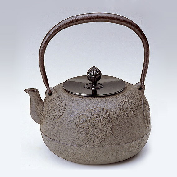 【受注生産】【茶道具/鉄びん】菊地政光作/鉄瓶 平丸菊地紋(ひらまるきくじもん)(10号)【国内配送料無料】【代引手数料無料】