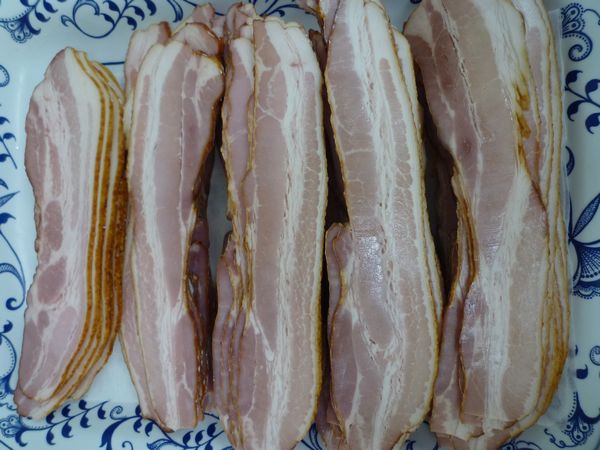 シンプルにカリッとこんがり焼いてベーコンそのものの旨みを味わってみて下さい♪特撰ベーコン　【100g】