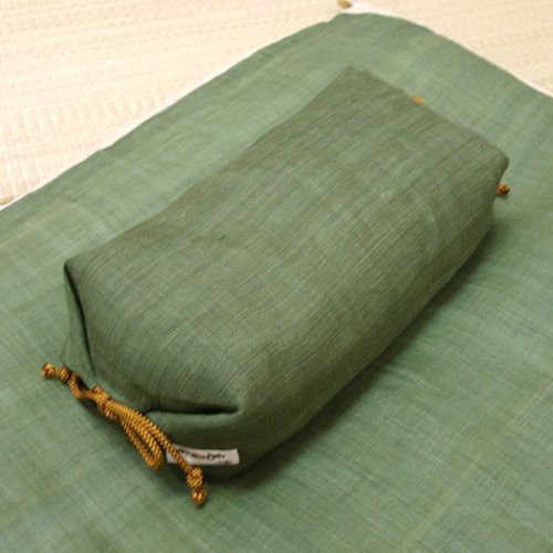 俵枕（たわらまくら）・麻ひもの結び具合で固さと高さが若干調節できます。中にはポリエチレンパイプが入っており通気性がいい！京都の職人の手作り。お昼寝。ごろ寝。くつろぎ。癒し。まくら【日本製】