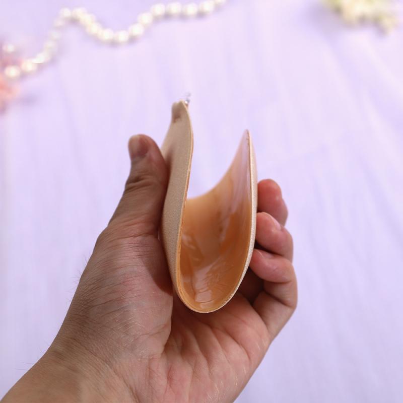 ブラジャー レディース 薄型 ヌードブラ 粘着力 通気性 谷間メイク 無地 穴あき A B C D 盛れる ベージュ ブラック 寄せ ブラ ストラップレス インナー 女性