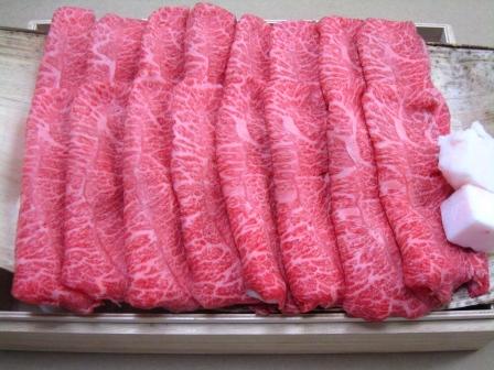 松阪牛 極上 霜降り すき焼、しゃぶしゃぶ用750g 肩ロース 肩 部位高級桐化粧箱入り（4〜5人前）100g増ごとに\1,800プラス【送料無料（北海道、沖縄への発送はプラス￥500)】(松坂牛)