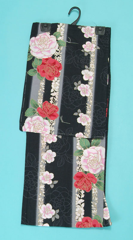 ◇変わり織◇浴衣（黒×グレーの縞　ピンクと赤のバラ）
