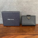 PRADA プラダ 1MV204 2DYG サフィアーノレザー スムースレザー 折り財布 ミニ財布 ブランド 2022 春夏 二つ折り財布 お洒落 小銭入れ付き レディース メンズ ユニセックス ロゴ Black ブラック 黒