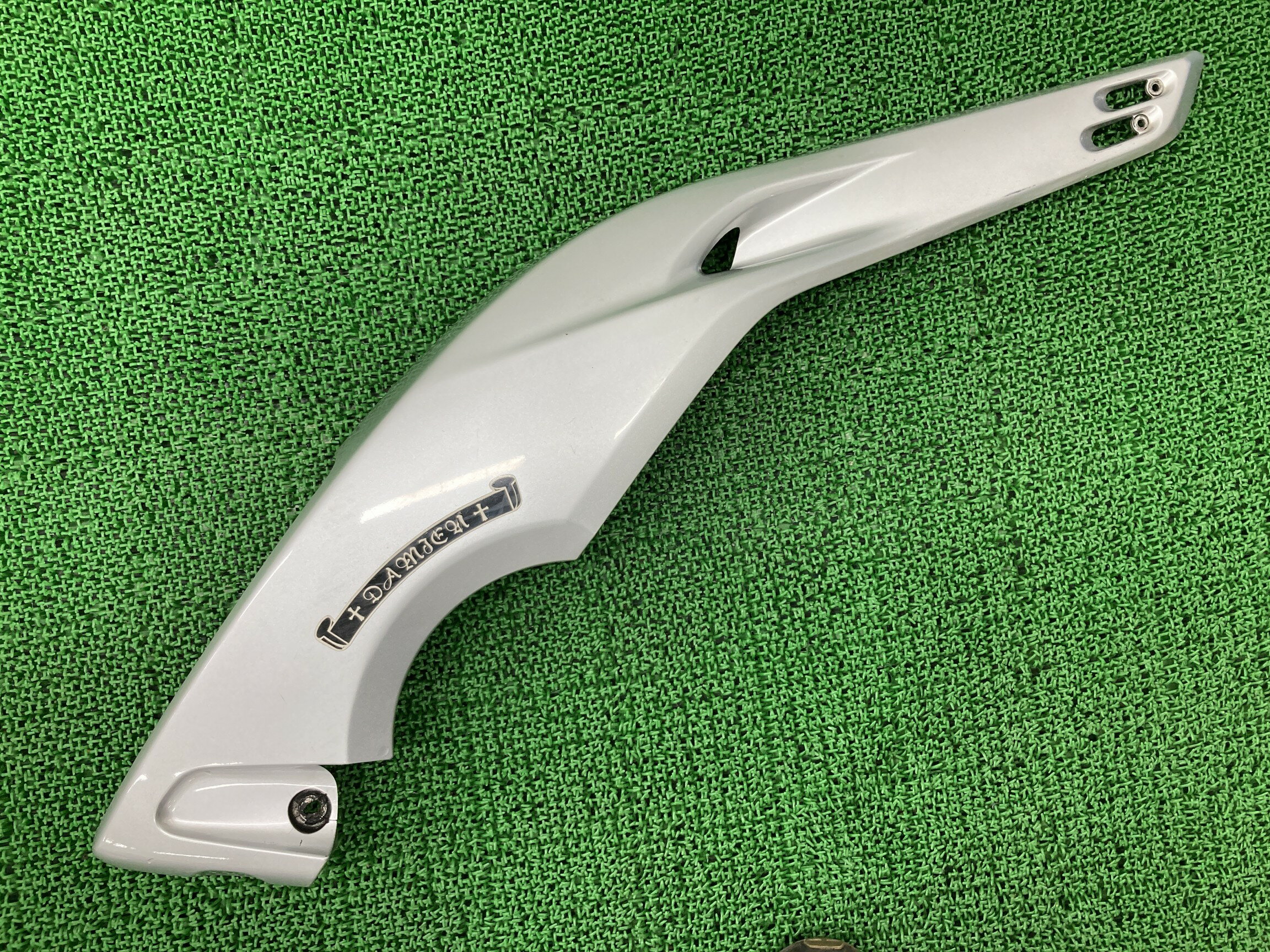 T-MAX サイドカバー 右 銀 ヤマハ 純正 バイク 部品 SJ02J SJ04J TMAX 修復素材に 品薄 車検 Genuine 【中古】 6