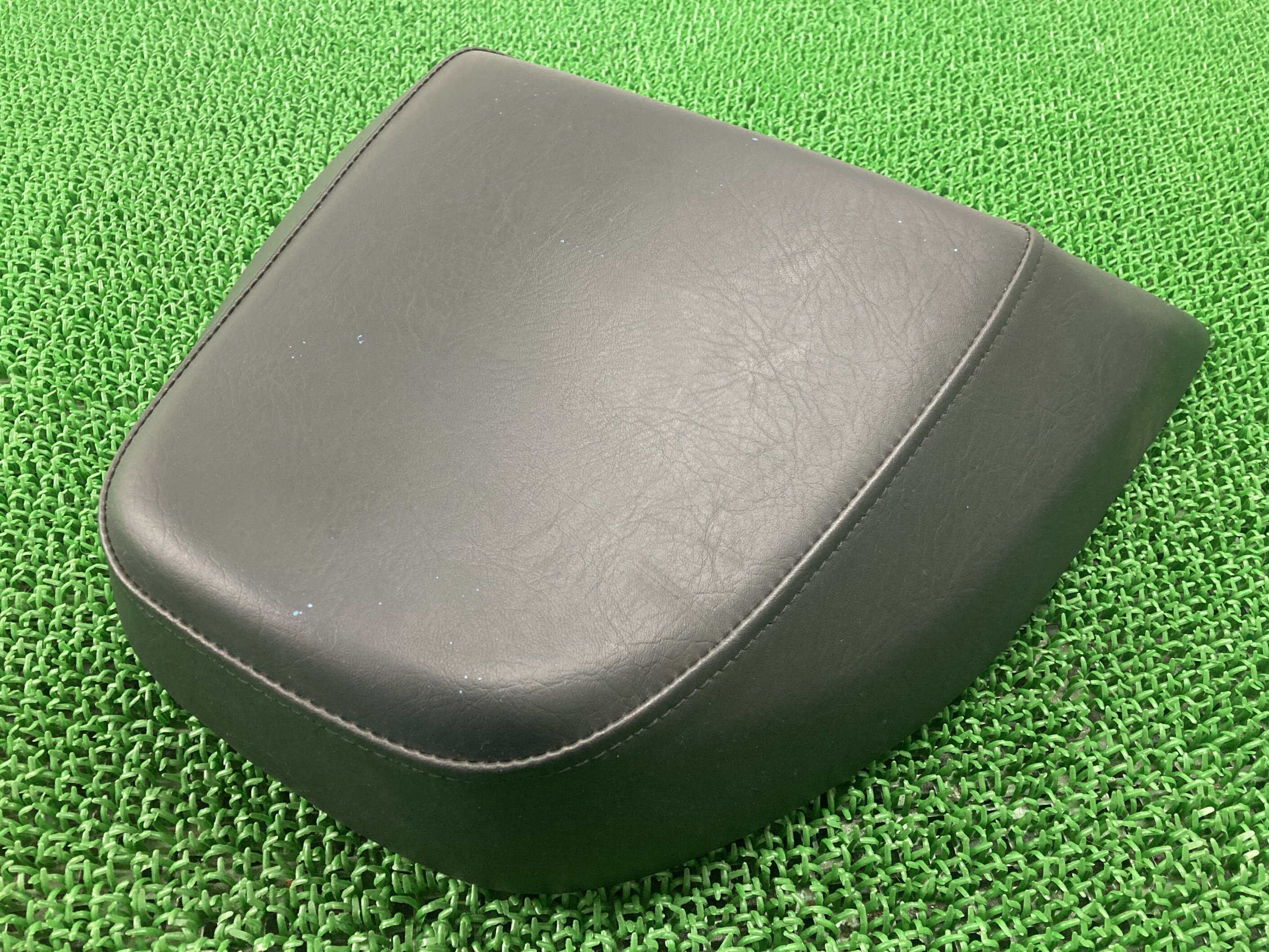 ブルバードM109R タンデムシート スズキ 純正 バイク 部品 VY53A BOULEVARD オプション リアシート ペイント素材に 車検 Genuine 【中古】 39