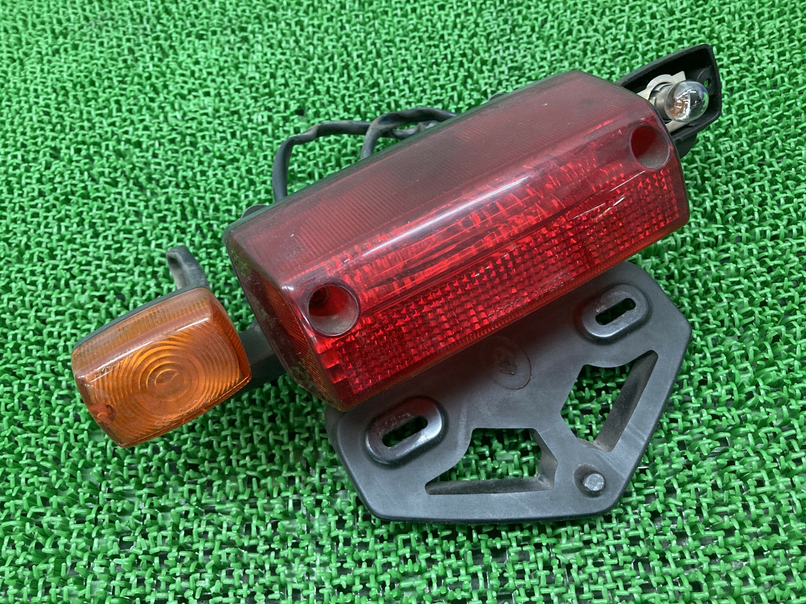 ギア テールランプ ヤマハ 純正 バイク 部品 UA06J GEAR ナンバープレートホルダー ウインカー 修復素材に 車検 Genuine 【中古】