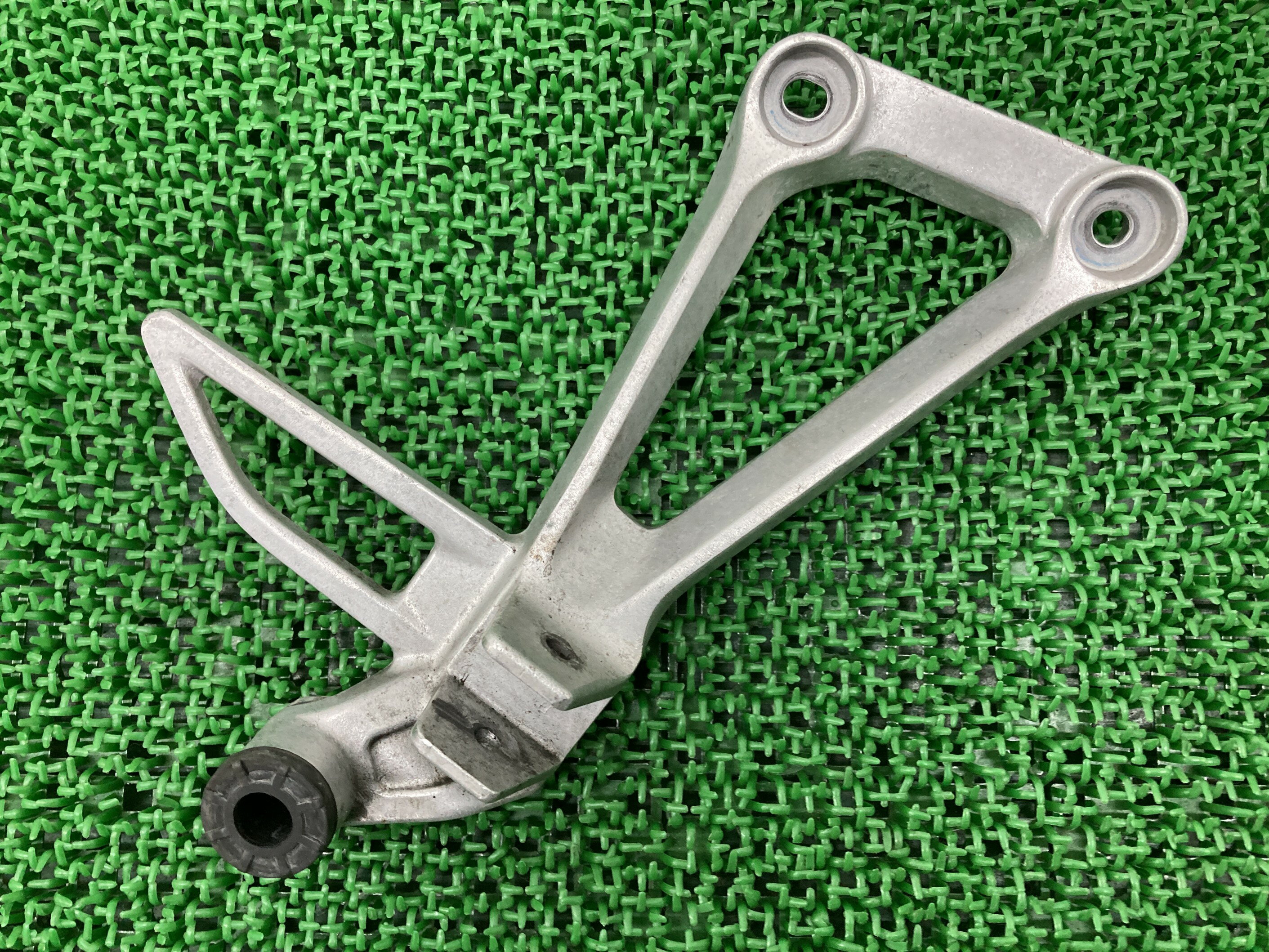 CBR400R タンデムステップホルダー 右 ホンダ 純正 バイク 部品 NC47 前期 曲がり無し 品薄 希少品 車検 Genuine 【中古】 47