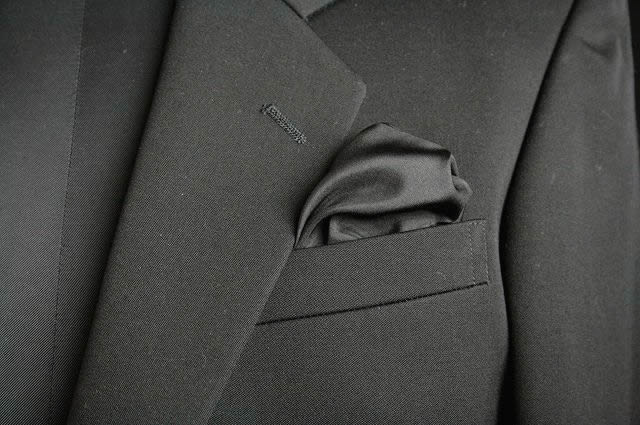 シルク100%ポケットチーフ[黒]【メール便可能】黒 シルク100%国内縫製のチーフ 上質シルクの良い手触り、光沢でパーティー、結婚式を引き立てます。