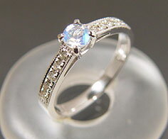 "幻想的な青を惹きたてる繊細なミル彫り…"K18WG ブルームーンストーン ダイヤモンドリング