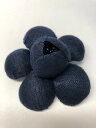 ベラの服地を利用して作ったコサージュです。1枚花びらを丸く模った可愛らしいコサージュです。裏側はピン付きです。立体感があり存在感もあります。
