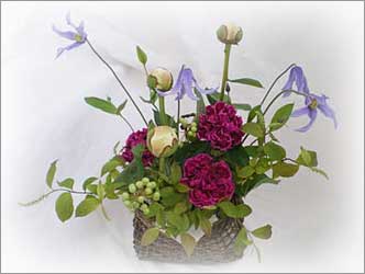 5月10日は母の日・心和む和風アレンジメント【生花】【mother's_day_2009】【送料無料母の日ギフト10日まで配送OK】「母の日の贈り物」あけびかご・お花は店長おまかせ【送料無料】