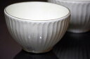 【父の日・名入れ】益子焼 粉引鎬の小丼。 白いシンプルな小さめの陶器製どんぶりで麺鉢にもなります。プレゼントにも喜ばれます.手にしっくり馴染むどんぶり(小丼・丼)を選びたい。海鮮丼・親子丼・お粥(かゆ)碗・汁碗として大きさ。