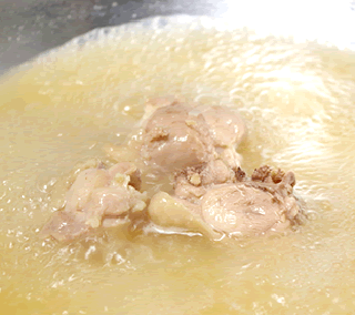 博多水炊き　白濁スープ【2sp_120314_b】水炊きスープは新鮮な鶏ガラを6時間かけて煮出し、骨の髄から、旨みを引き出したコラーゲンスープ