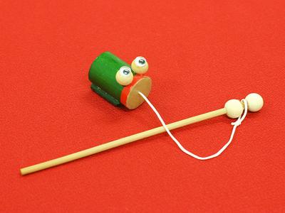 民芸玩具・けろけろかえる木地玩具：「ミンミンぜみ」の蛙型。「ゲーコゲーコ」と、音が楽しい。