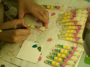 絵付け師による手描きです。