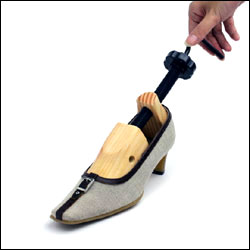 ランキング1位★楽天最安値に挑戦★49%OFFNew シューズストレッチャー 1個美脚革命 シューストレッチャー口コミTVで人気♪使い方簡単の靴伸ばし器!シューキーパー、シューズキーパー!きつい靴や痛い靴のサイズを無理なく調整,履けなかった靴が甦る!外反母趾予防にもGOOD