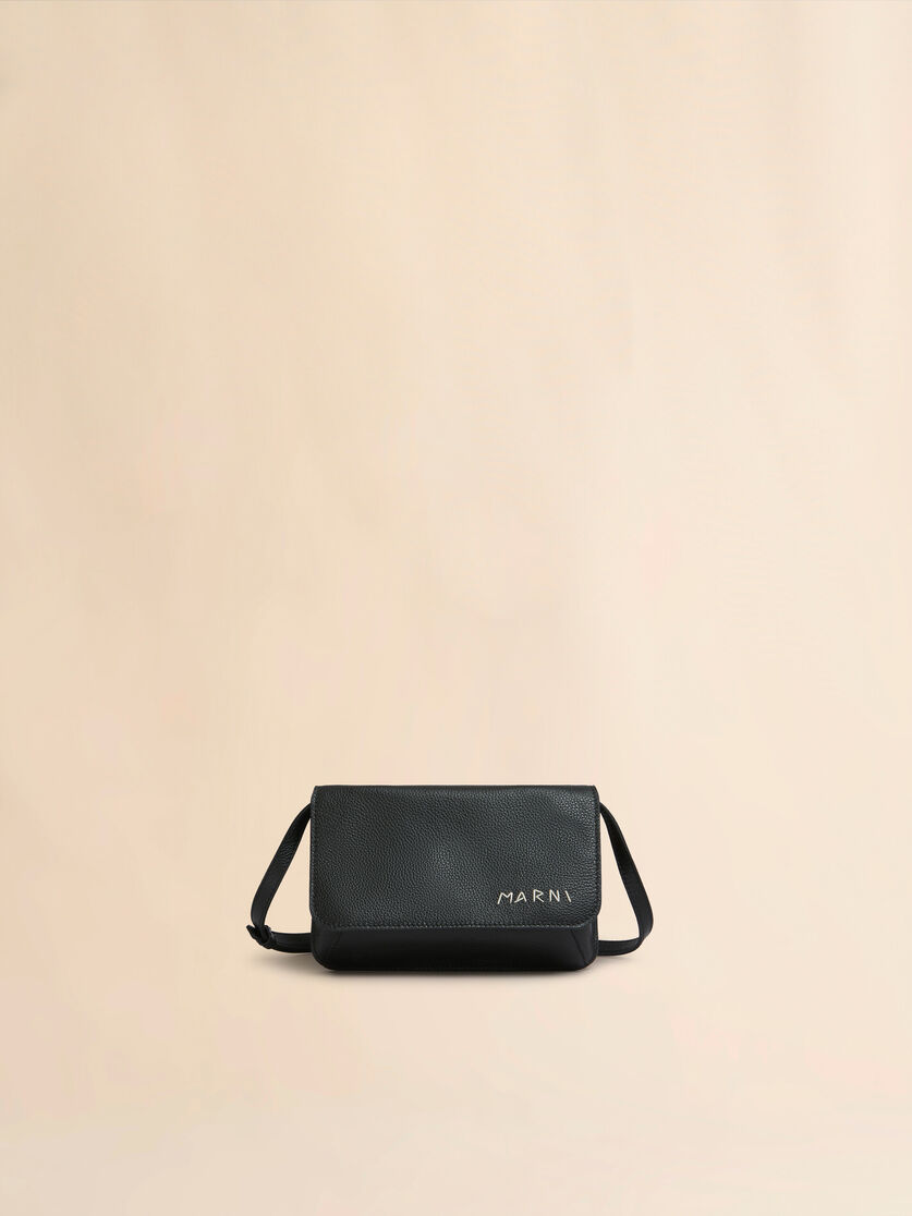 【正規取扱店販売品】MARNI ブラック レザーショルダーバッグ、マルニメンディング刺繍入り