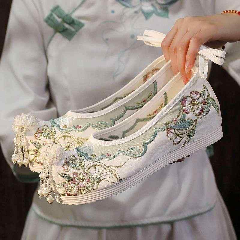 布靴 レディース 古風 刺繍 シューズ チャイナ風 漢服 コスプレ靴 ラウンドトゥ ミドルヒール 歩きやすい エスニック 民族衣装 春秋 白 黒 赤