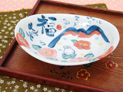 〇赤富士うさぎ　カレー皿　　自然なたわみが可愛いカレー皿できました