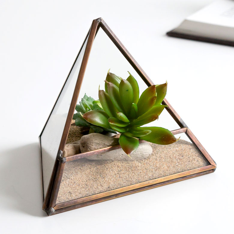 ガラスと真鍮でできた三角形のテラリウム(63100) テラリウム ガラスボックス ガラスケ…...:zakka-elements:10003570