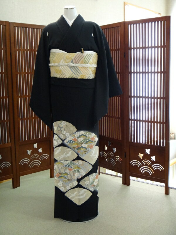 【扇】【結婚式・黒留袖】【黒留】【留袖レンタル】【貸衣装留袖】【フルセット・帯・草履・バック・足袋・小物】【送料無料】【着物】【結婚式お母さん】【あんしんしあわせ価格】【往復送料無料】
