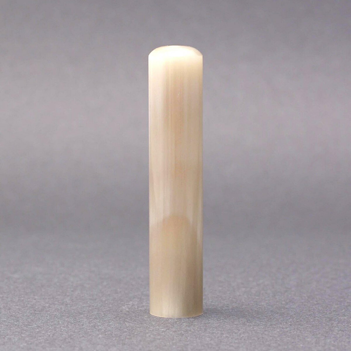 印鑑/認印/オランダ水牛純白・牛角白(高級芯持)/印鑑サイズ・12mm/印鑑の側面のアタリ選択有/印鑑10年保証付/印鑑プレビュー無料/印鑑ケース別売/トップクラスの匠-大周先生の美しい印影を匠の技で彫る超高級印鑑☆印鑑 銀行印 送料無料 売れ筋☆