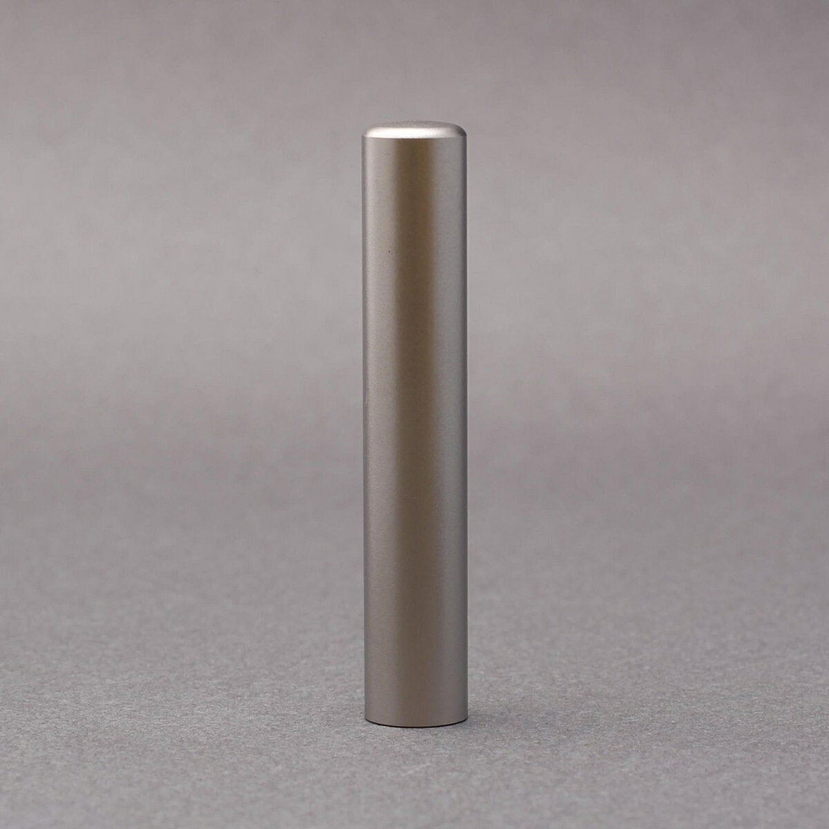 チタン印鑑/認印/シルバーブラストチタン/印鑑サイズ・10.5mm/印鑑10年保証付/印鑑プレビュー無料/印鑑ケース別売/トップクラスの匠-大周先生の印影美を機械彫刻チタン印鑑