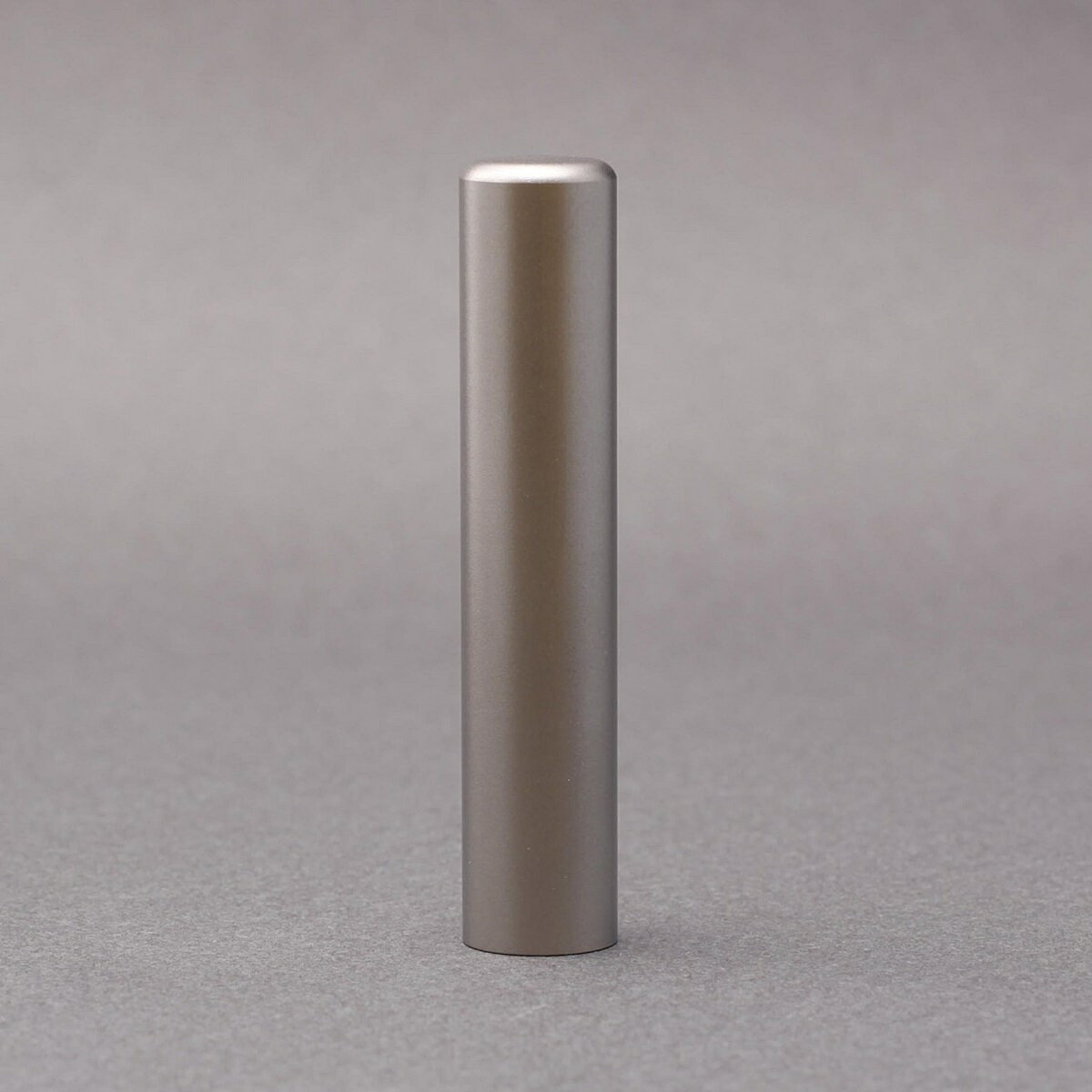 チタン印鑑/認印/シルバーブラストチタン/印鑑サイズ・12mm/印鑑10年保証付/印鑑プレビュー無料/印鑑ケース別売/トップクラスの匠-大周先生の印影美を機械彫刻チタン印鑑