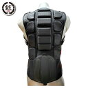 鎧プロテクター‐ BACK PROTECTOR(バックプロテクター) ‐YOROI TAIKAN BACK GUARD POWERYR562II ヨロイ タイカンバックガードパワーサイズ：フリーサイズ重さ:450g簡単に背負えるフリーサイズ・超軽量 脊髄プロテクターショルダーベルトは調整可能なラバータイプ!ベルト位置可変でフィット感良好!!必要最小限にまとめたガードシステムで動きやすくて華麗なシルエットスノーボード、スキー、スケートボード、自転車、マウンテンバイク、バイク、BMX、クライミングなどのアクションスポーツでの背中の衝撃緩和のためのプロテクター。脊椎や背中全般を、転んだときの衝撃を緩和します。背負う薄型・超軽量タイプのパックプロテクター。必要最小限にまとめたガードシステムで動きやすさと華麗なシルエットを実現。背中センターには、NJ パッド、背中サイドには、クッション性の良いNBR素材で出来たパッドを配置。ウエスト部分をハードにサポートしつつ、身体を著しくねじるような動きにもスムーズにフィットし続けます。太めのウエストベルトは、気持ちまで引き締める効果も。ウエスト位置が自在に調整可能だからフリーサイズ対応です。通気性抜群。超軽量かつ強靭なバックプロテクターなのに、身体になじむ!ハードで少し硬めなST(ストロングパッド)ソフトで空気をふわりと含んだBR(ソフトパッド)両方のいいとこどりで適度な硬度なのがNJ(ニンジャパッド)です。バックプロテクターはNJパッドを使用しております。赤い内側(ライナー)の素材は、日本製のR-CF素材(旭化成)で、超消臭＆超吸汗速乾機能が付加。汗もすぐに乾き、消臭機能がありますので、連泊でのツアー時で、毎日洗濯ができなくても、清潔さをキープできます。消臭といっても、様々な成分があります。R-CF 素材は、人が発する汗の臭いの主成分とさせるアンモニア、硫化水素、酢酸、イソ吉草酸の 4つもの成分について消臭効果があります。さらに、伸縮性と吸汗速乾性にも非常に優れた素材です。YOROIプロテクターは、TV所さんお届け物です や NHK おはよう日本 でも紹介されました。映画のスタントマンらにも愛用されている高い信頼性。ディーン・フジオカ主演/企画/プロデュースの映画『Pure Japanese』でYOROI®が衣装、プロテクターとして使用されました。YOROIプロテクターはおうちで簡単にお洗濯できます。あわせて、お尻のプロテクター、エアリーショートショートパンツはいかがでしょうか？その他のYOROIシリーズはこちらから